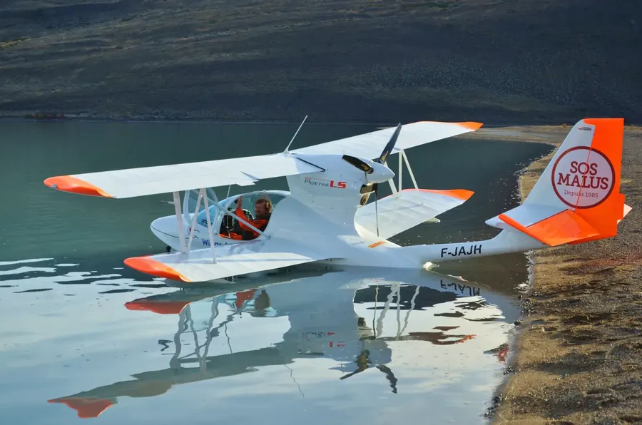 Le Super Pétrel amarré sur la rive d'un lac de Patagonie